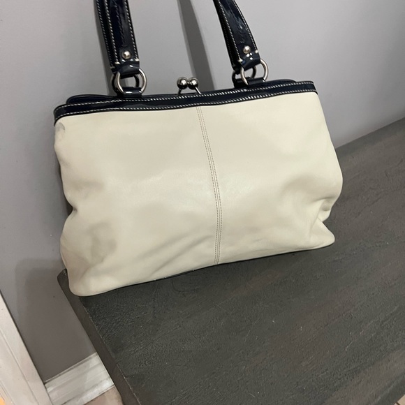 Unique Coach white a blue trim leather bag - Picture 2 of 3